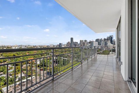 Снять в аренду кондоминиум в Майами, Флорида 2 спальни, 133.04м2, № 1947416 - фото 2