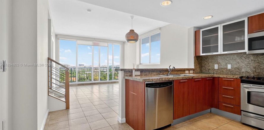 Кондоминиум с 2 спальнями в Майами, Флорида № 1947416