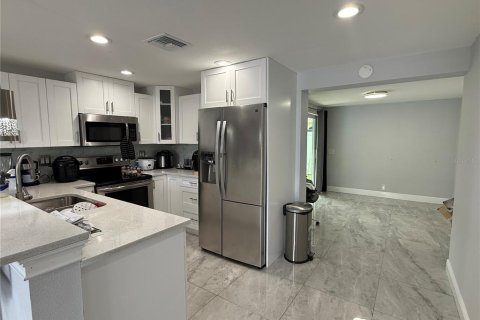 House in Tampa, Florida 3 bedrooms, 117.06 sq.m. № 1813276 - photo 12