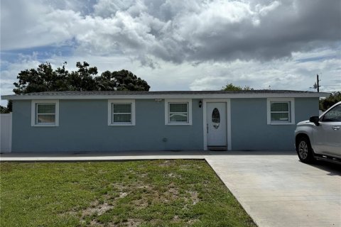 House in Tampa, Florida 3 bedrooms, 117.06 sq.m. № 1813276 - photo 1