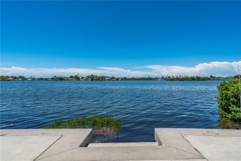 Condo in Largo, Florida, 2 bedrooms  № 1884751 - photo 12