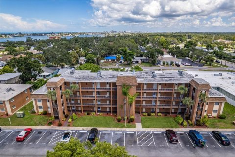 Condo in Largo, Florida, 2 bedrooms  № 1884751 - photo 1