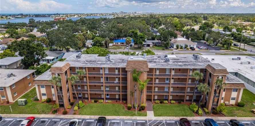 Condo in Largo, Florida, 2 bedrooms № 1884751