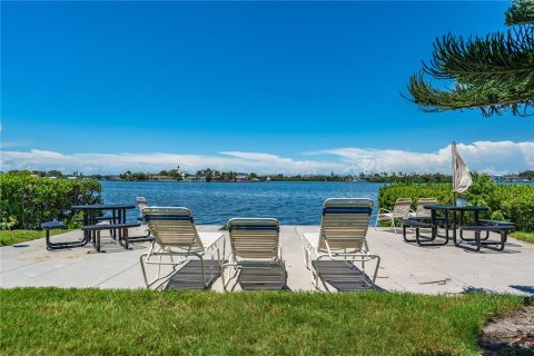 Condo in Largo, Florida, 2 bedrooms  № 1884751 - photo 11
