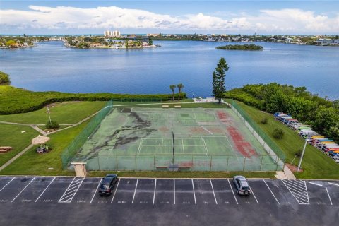 Condo in Largo, Florida, 2 bedrooms  № 1884751 - photo 27