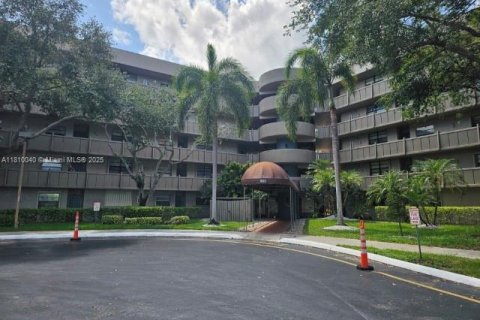 Condo in Pembroke Pines, Florida, 1 bedroom  № 1752700 - photo 1