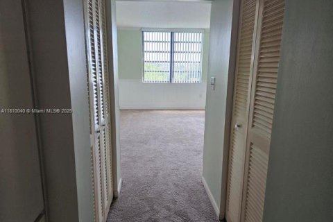 Condo in Pembroke Pines, Florida, 1 bedroom  № 1752700 - photo 9