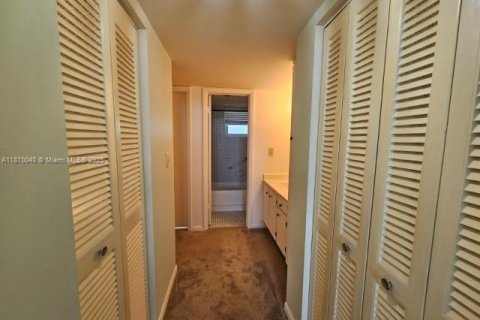 Condo in Pembroke Pines, Florida, 1 bedroom  № 1752700 - photo 17
