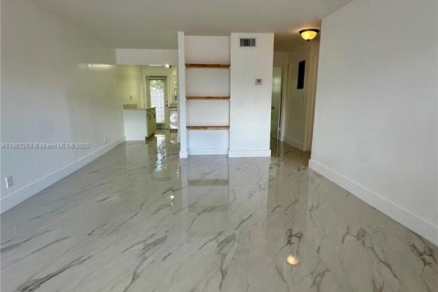 Casa en alquiler en Fort Lauderdale, Florida, 2 dormitorios, 215.07 m2 № 1890530 - foto 2