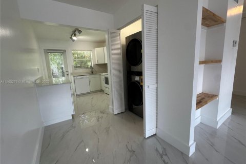 Casa en alquiler en Fort Lauderdale, Florida, 2 dormitorios, 215.07 m2 № 1890530 - foto 5