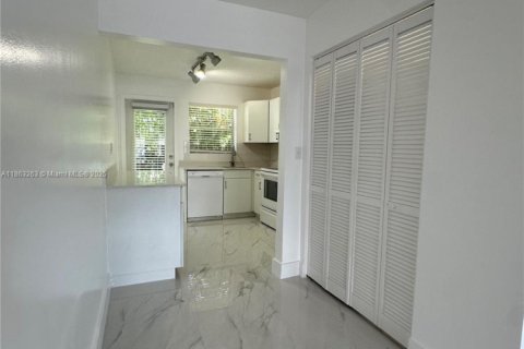 Casa en alquiler en Fort Lauderdale, Florida, 2 dormitorios, 215.07 m2 № 1890530 - foto 4