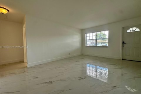 Casa en alquiler en Fort Lauderdale, Florida, 2 dormitorios, 215.07 m2 № 1890530 - foto 9