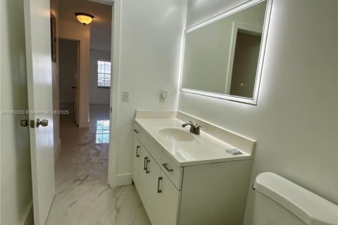 Casa en alquiler en Fort Lauderdale, Florida, 2 dormitorios, 215.07 m2 № 1890530 - foto 13