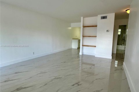 Casa en alquiler en Fort Lauderdale, Florida, 2 dormitorios, 215.07 m2 № 1890530 - foto 3
