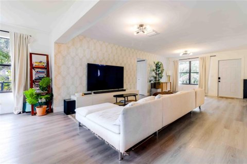 House in Miami, Florida 3 bedrooms, 127.74 sq.m. № 2190815 - photo 8