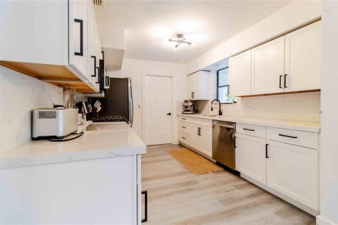 House in Miami, Florida 3 bedrooms, 127.74 sq.m. № 2190815 - photo 16
