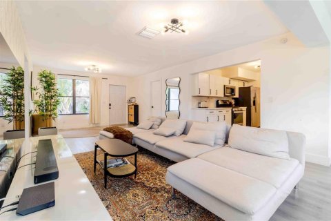 House in Miami, Florida 3 bedrooms, 127.74 sq.m. № 2190815 - photo 10