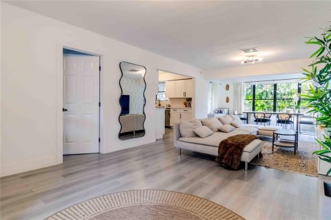House in Miami, Florida 3 bedrooms, 127.74 sq.m. № 2190815 - photo 3