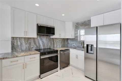 Condo in South Palm Beach, Florida, 1 bedroom  № 1467734 - photo 1