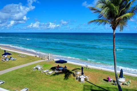 Condo in South Palm Beach, Florida, 1 bedroom  № 1467734 - photo 24