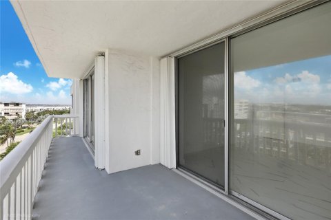Condo in South Palm Beach, Florida, 1 bedroom  № 1467734 - photo 12