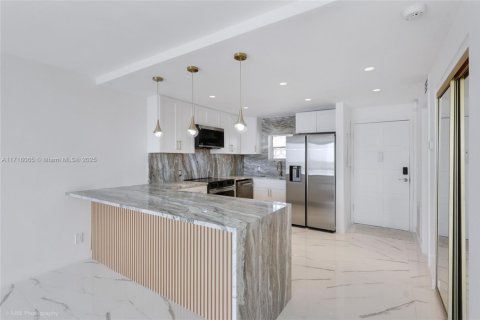 Condo in South Palm Beach, Florida, 1 bedroom  № 1467734 - photo 3