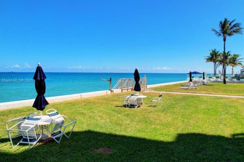 Condo in South Palm Beach, Florida, 1 bedroom  № 1467734 - photo 25