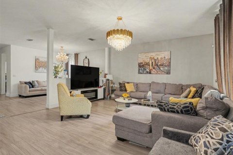 Casa en venta en Kissimmee, Florida, 5 dormitorios, 302.58 m2 № 2386030 - foto 2