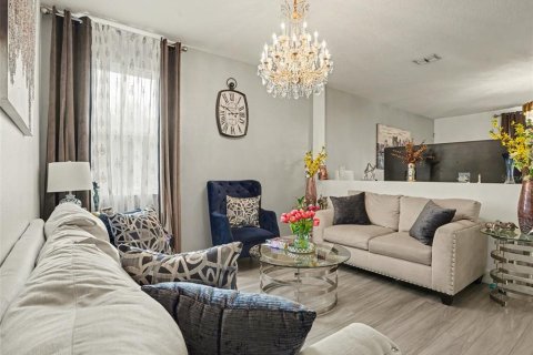 Casa en venta en Kissimmee, Florida, 5 dormitorios, 302.58 m2 № 2386030 - foto 3