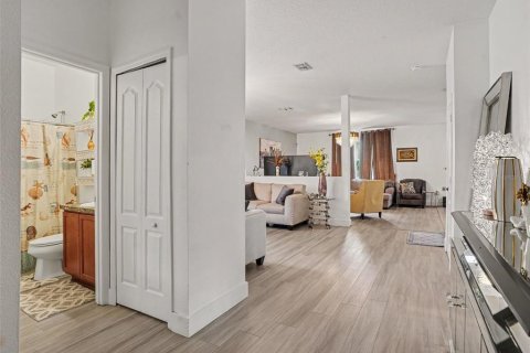 Casa en venta en Kissimmee, Florida, 5 dormitorios, 302.58 m2 № 2386030 - foto 6