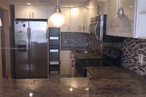 Condo in North Miami, Florida, 2 bedrooms  № 2022940 - photo 2
