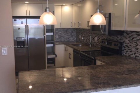 Condominio en North Miami, Florida, 2 dormitorios  № 2022940