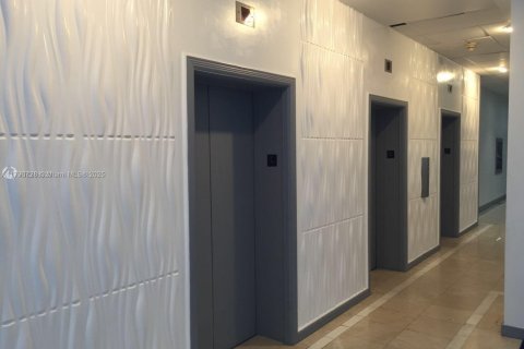 Condo in North Miami, Florida, 2 bedrooms  № 2022940 - photo 8