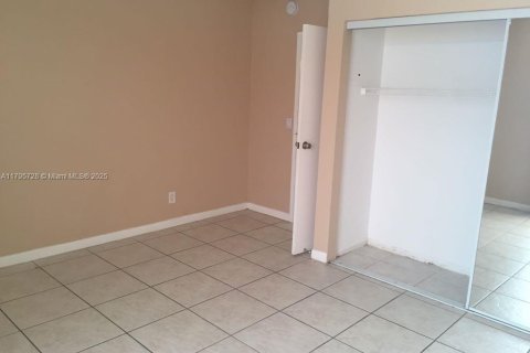 Condo in North Miami, Florida, 2 bedrooms  № 2022940 - photo 5