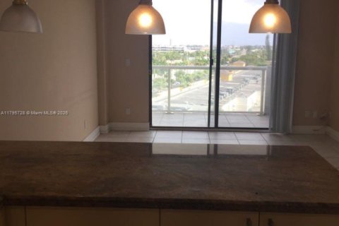 Condo in North Miami, Florida, 2 bedrooms  № 2022940 - photo 3