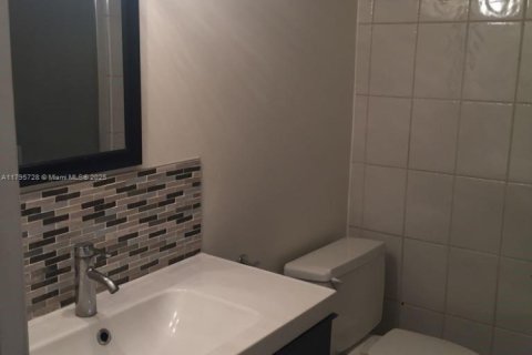 Condo in North Miami, Florida, 2 bedrooms  № 2022940 - photo 6