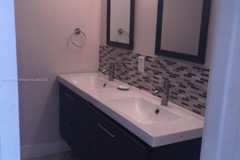 Condo in North Miami, Florida, 2 bedrooms  № 2022940 - photo 4