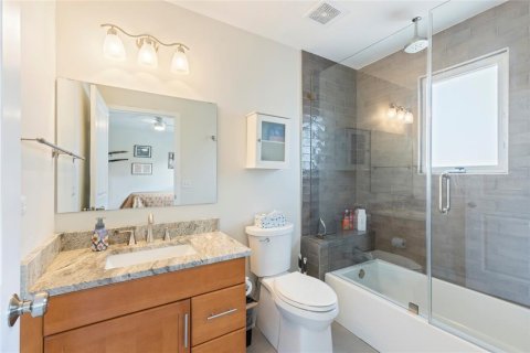Townhouse in Saint Petersburg, Florida 3 bedrooms, 170.48 sq.m. № 1822565 - photo 25