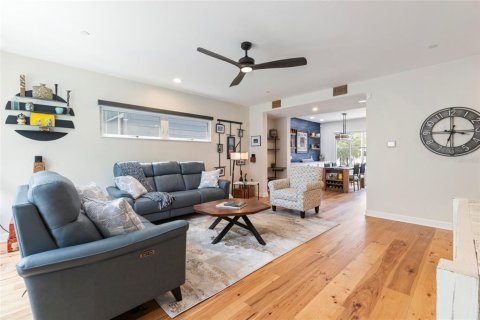 Townhouse in Saint Petersburg, Florida 3 bedrooms, 170.48 sq.m. № 1822565 - photo 7