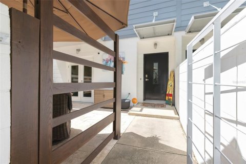 Townhouse in Saint Petersburg, Florida 3 bedrooms, 170.48 sq.m. № 1822565 - photo 1