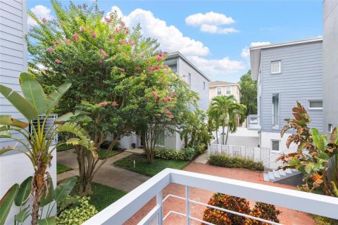 Townhouse in Saint Petersburg, Florida 3 bedrooms, 170.48 sq.m. № 1822565 - photo 14