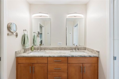 Townhouse in Saint Petersburg, Florida 3 bedrooms, 170.48 sq.m. № 1822565 - photo 22