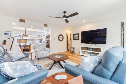 Townhouse in Saint Petersburg, Florida 3 bedrooms, 170.48 sq.m. № 1822565 - photo 10