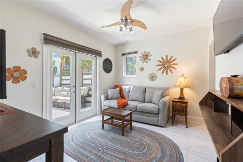 Townhouse in Saint Petersburg, Florida 3 bedrooms, 170.48 sq.m. № 1822565 - photo 6