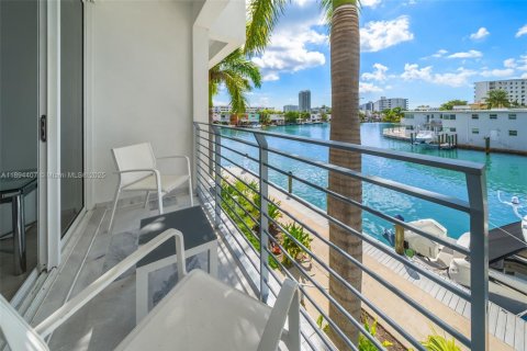 Adosado en venta en Miami Beach, Florida, 4 dormitorios, 228.17 m2 № 1947963 - foto 2