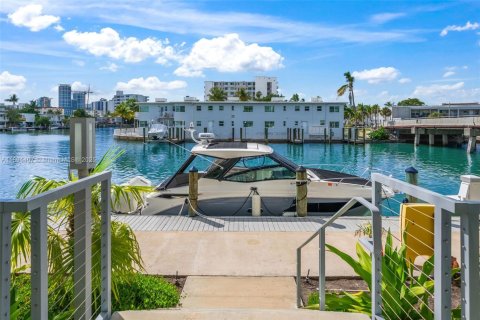 Adosado en venta en Miami Beach, Florida, 4 dormitorios, 228.17 m2 № 1947963 - foto 5
