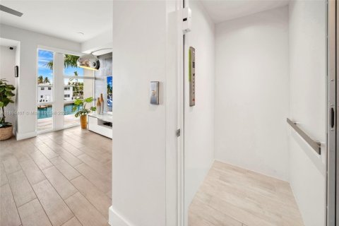 Adosado en venta en Miami Beach, Florida, 4 dormitorios, 228.17 m2 № 1947963 - foto 15