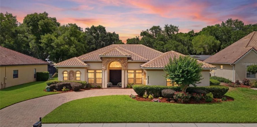 House in Clermont, Florida 4 bedrooms, 238.57 sq.m. № 2199839
