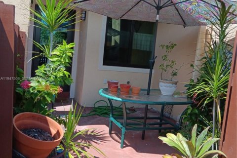 Condo in Miami, Florida, 2 bedrooms  № 2152948 - photo 1