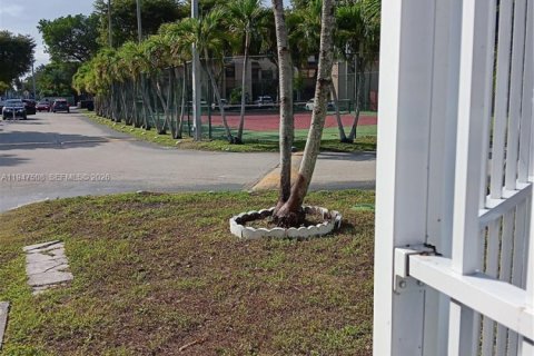 Condo in Miami, Florida, 2 bedrooms  № 2152948 - photo 5